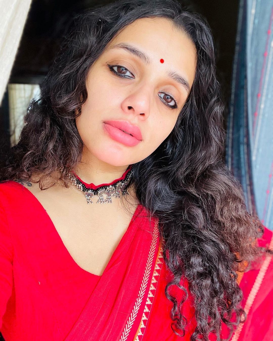 റെഡ് സാരിയില്‍ കിടിലം ലുക്കില്‍ നടി ആന്‍ അഗസ്റ്റിന്‍; വിഷമത്തിലാണോ എന്ന് ആരാധകര്‍