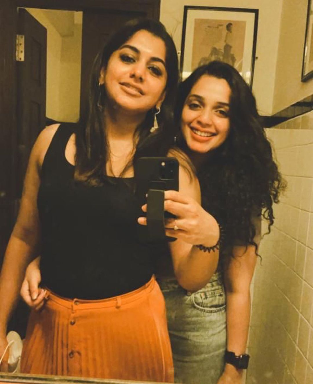 പുതിയ ഫോട്ടോസുമായി ആനും മീരയും; രണ്ടാളും എങ്ങോട്ടേക്കാണെന്ന് ആരാധകര്‍, വൈറല്‍ ചിത്രങ്ങള്‍