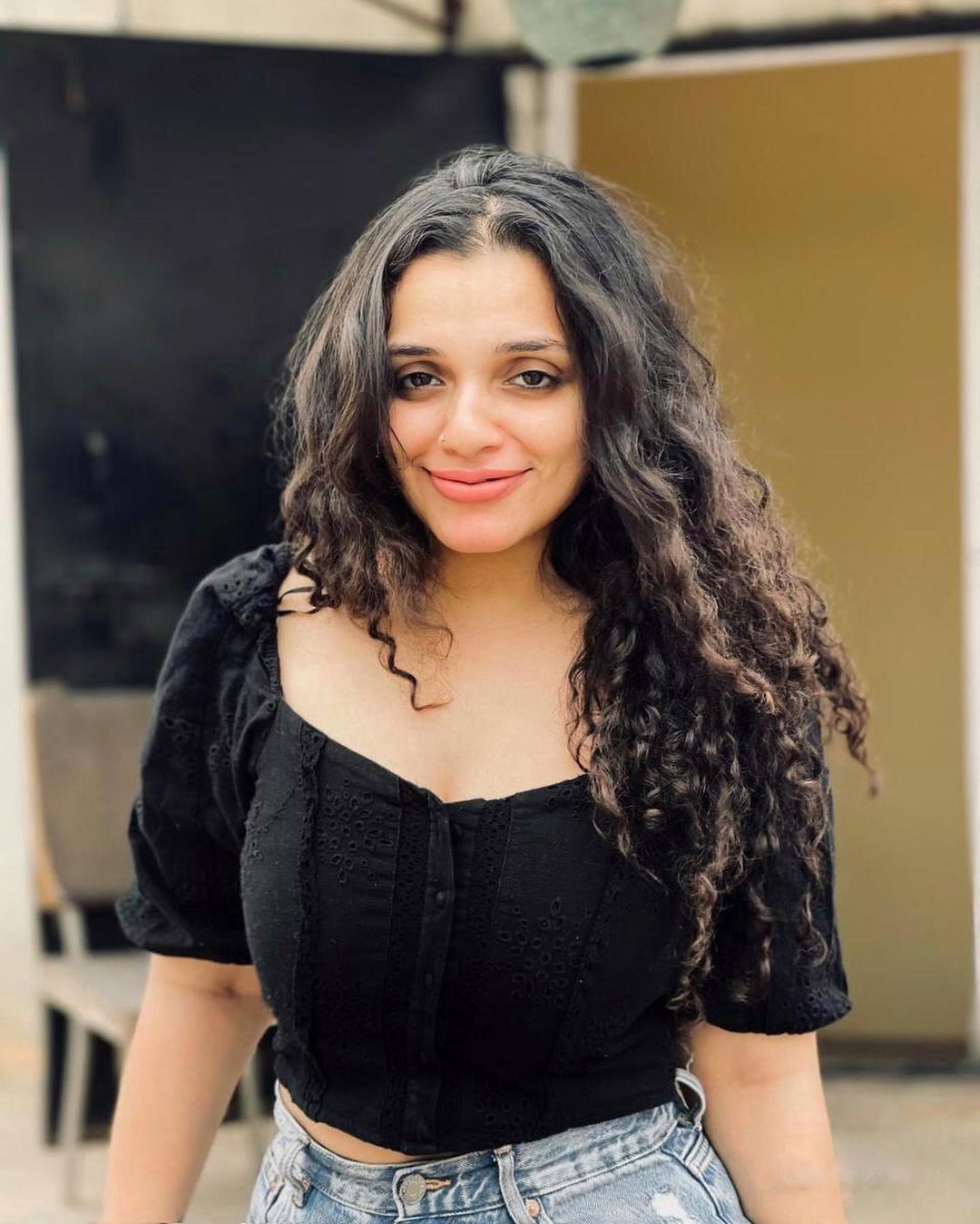 പുതിയ ഫോട്ടോസുമായി ആനും മീരയും; രണ്ടാളും എങ്ങോട്ടേക്കാണെന്ന് ആരാധകര്‍, വൈറല്‍ ചിത്രങ്ങള്‍