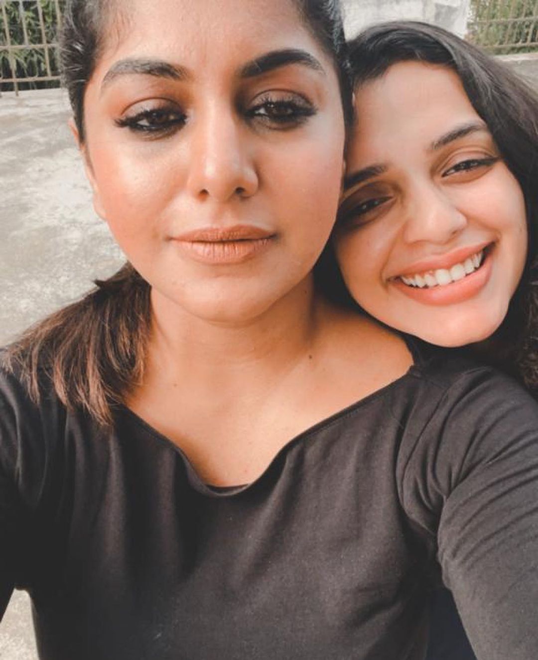 പുതിയ ഫോട്ടോസുമായി ആനും മീരയും; രണ്ടാളും എങ്ങോട്ടേക്കാണെന്ന് ആരാധകര്‍, വൈറല്‍ ചിത്രങ്ങള്‍