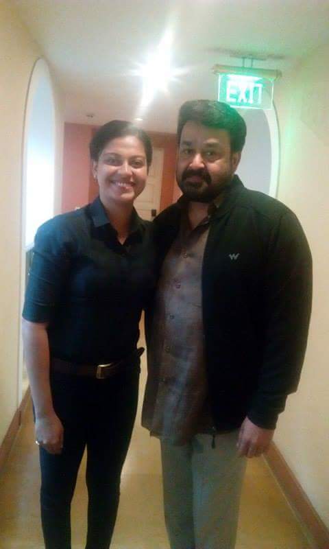 ലാലേട്ടന്റെ കൂടെ ഒരു ചിത്രം കൂടി...  അനുശ്രീയെ ചേർത്തുനിർത്തി മോഹൻലാൽ, പുതിയ ചിത്രങ്ങൾ വൈറൽ