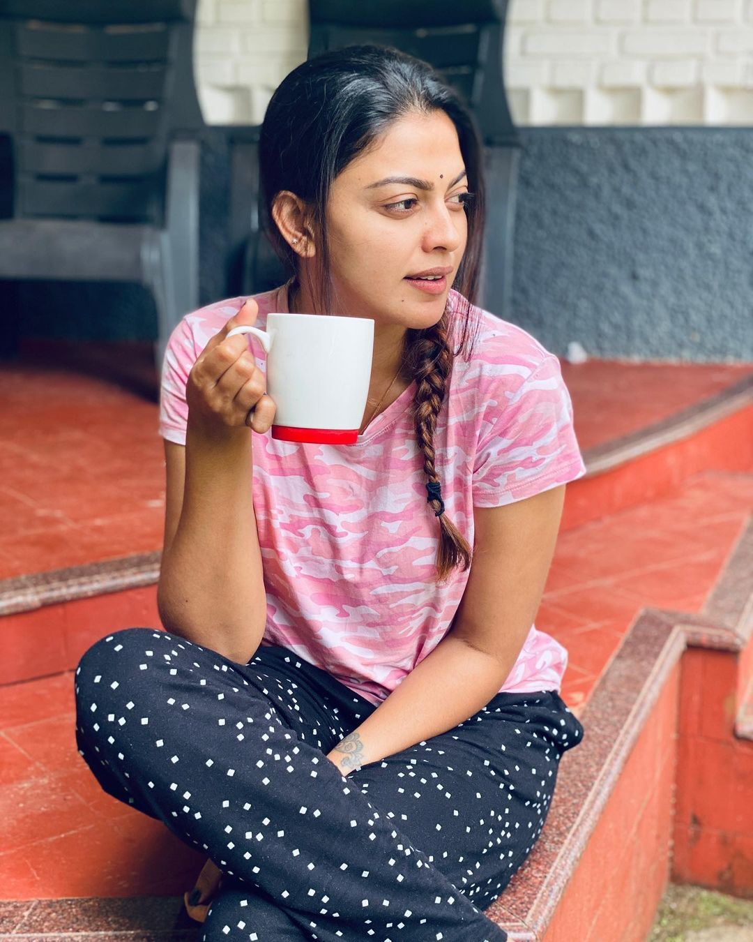 ലാലേട്ടന്റെ കൂടെ ഒരു ചിത്രം കൂടി...  അനുശ്രീയെ ചേർത്തുനിർത്തി മോഹൻലാൽ, പുതിയ ചിത്രങ്ങൾ വൈറൽ