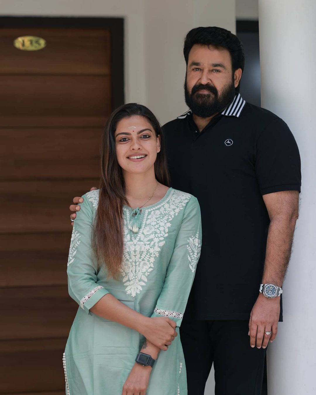 ലാലേട്ടന്റെ കൂടെ ഒരു ചിത്രം കൂടി...  അനുശ്രീയെ ചേർത്തുനിർത്തി മോഹൻലാൽ, പുതിയ ചിത്രങ്ങൾ വൈറൽ