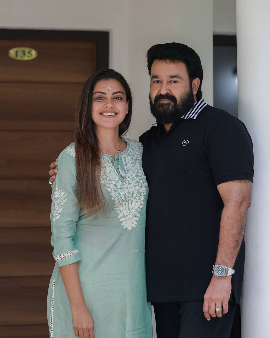 ലാലേട്ടന്റെ കൂടെ ഒരു ചിത്രം കൂടി...  അനുശ്രീയെ ചേർത്തുനിർത്തി മോഹൻലാൽ, പുതിയ ചിത്രങ്ങൾ വൈറൽ