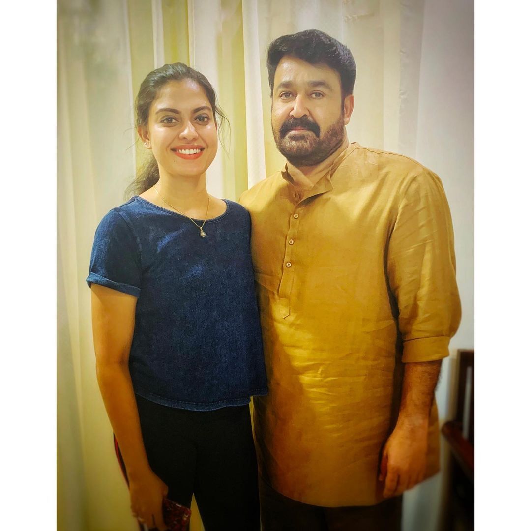 ലാലേട്ടന്റെ കൂടെ ഒരു ചിത്രം കൂടി...  അനുശ്രീയെ ചേർത്തുനിർത്തി മോഹൻലാൽ, പുതിയ ചിത്രങ്ങൾ വൈറൽ