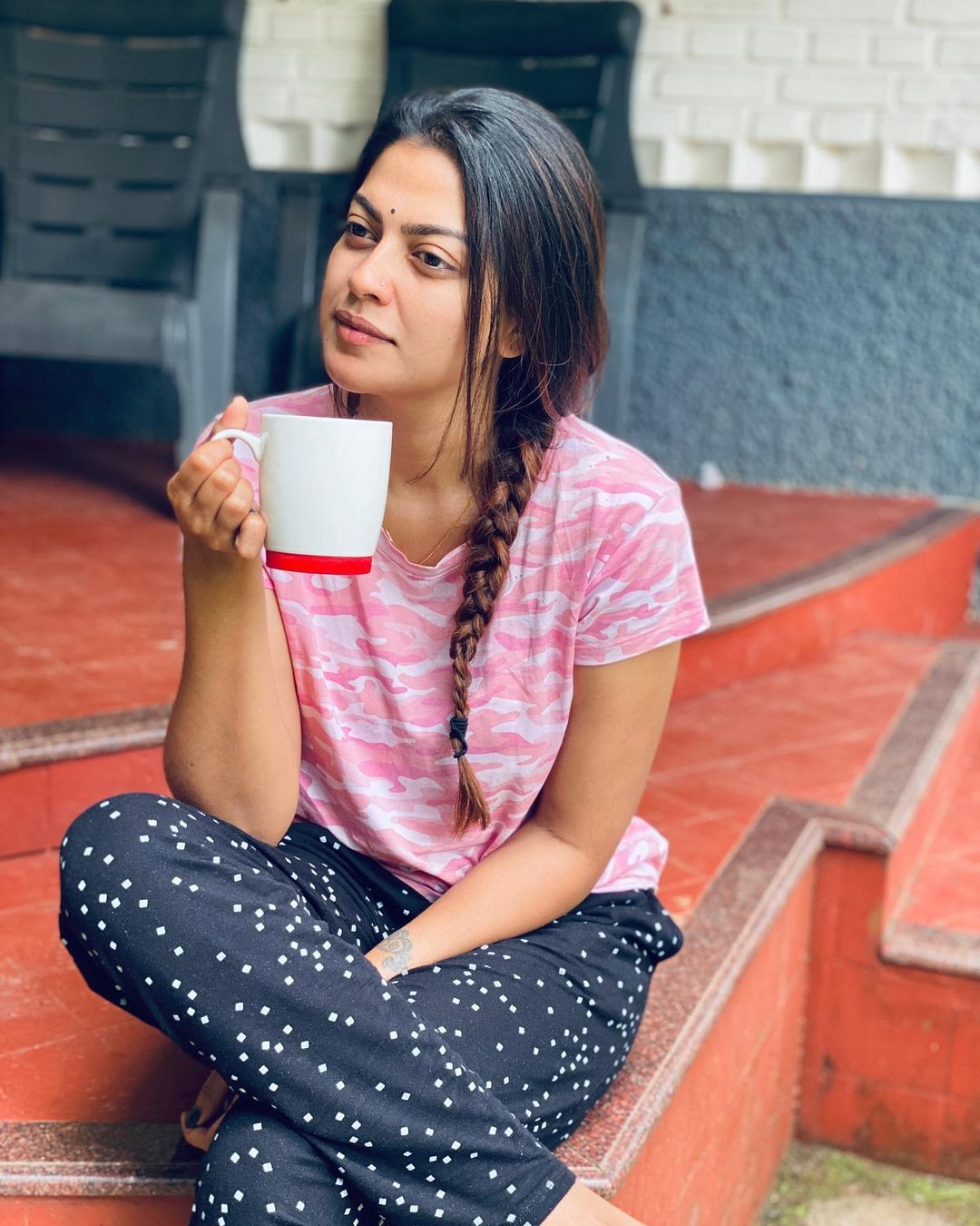 ലാലേട്ടന്റെ കൂടെ ഒരു ചിത്രം കൂടി...  അനുശ്രീയെ ചേർത്തുനിർത്തി മോഹൻലാൽ, പുതിയ ചിത്രങ്ങൾ വൈറൽ