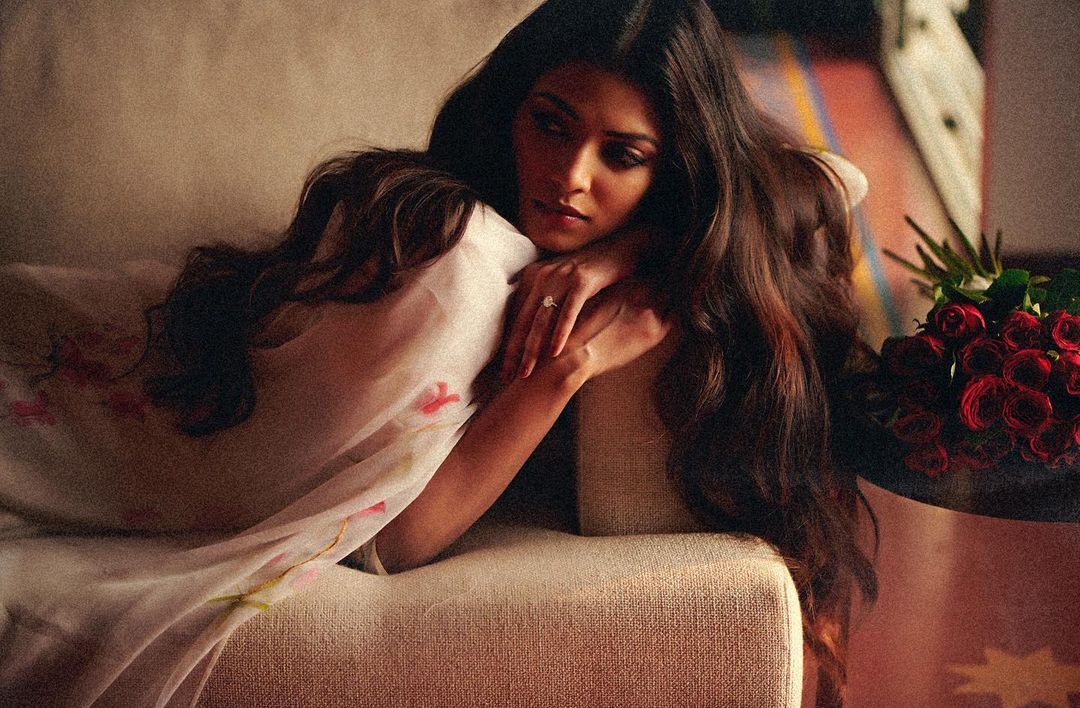 പെയിന്റിംഗ് പോലുണ്ട്... വൈറലായി മാളവിക മോഹന്റെ പുതിയ ചിത്രങ്ങൾ