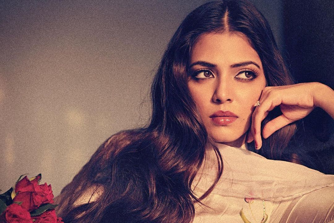 പെയിന്റിംഗ് പോലുണ്ട്... വൈറലായി മാളവിക മോഹന്റെ പുതിയ ചിത്രങ്ങൾ