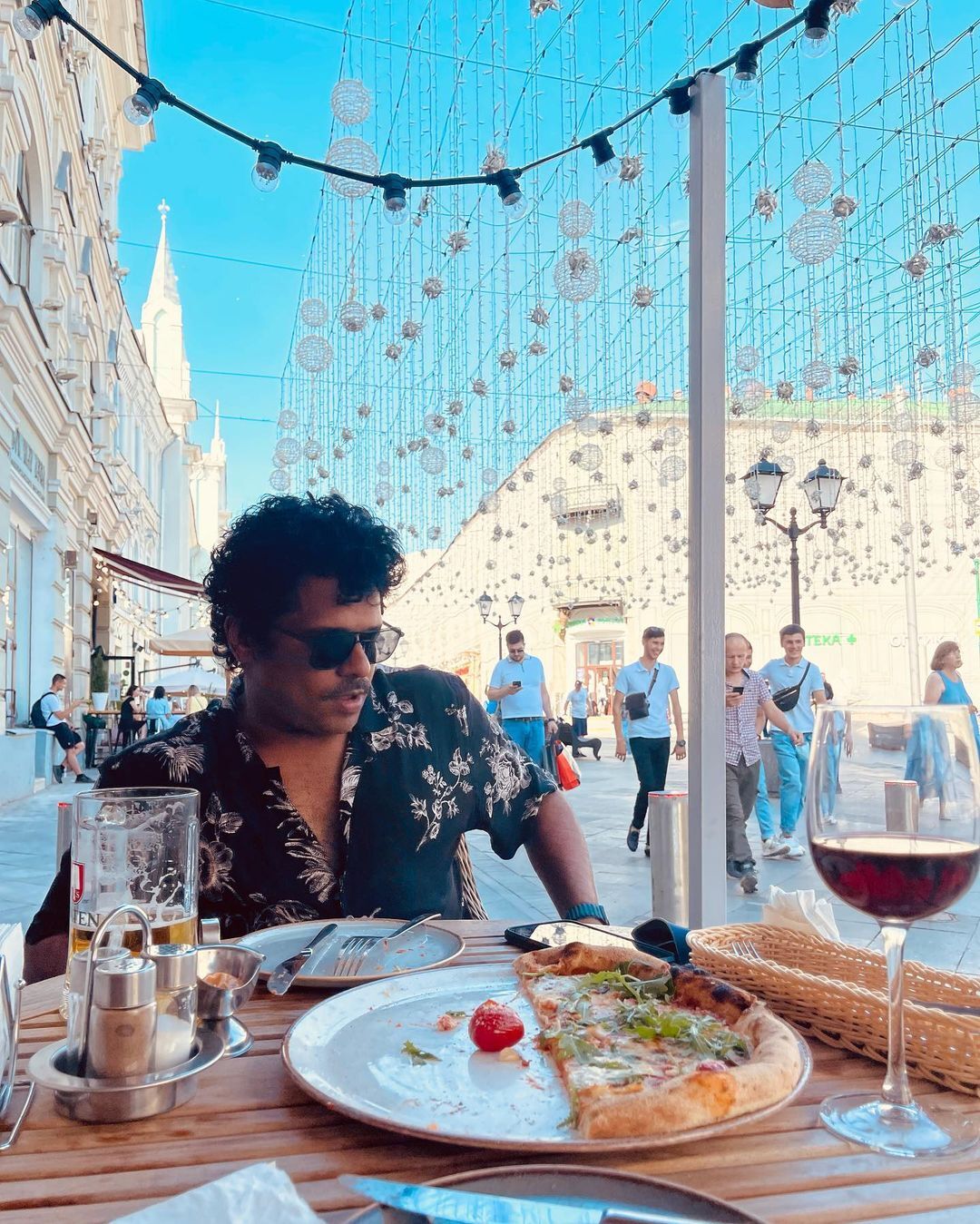 റഷ്യയില്‍ അടിച്ച് പൊളിച്ച് ആഷിഖ് അബുവും റിമ കല്ലിങ്കലും; ചിത്രങ്ങള്‍ വൈറല്‍