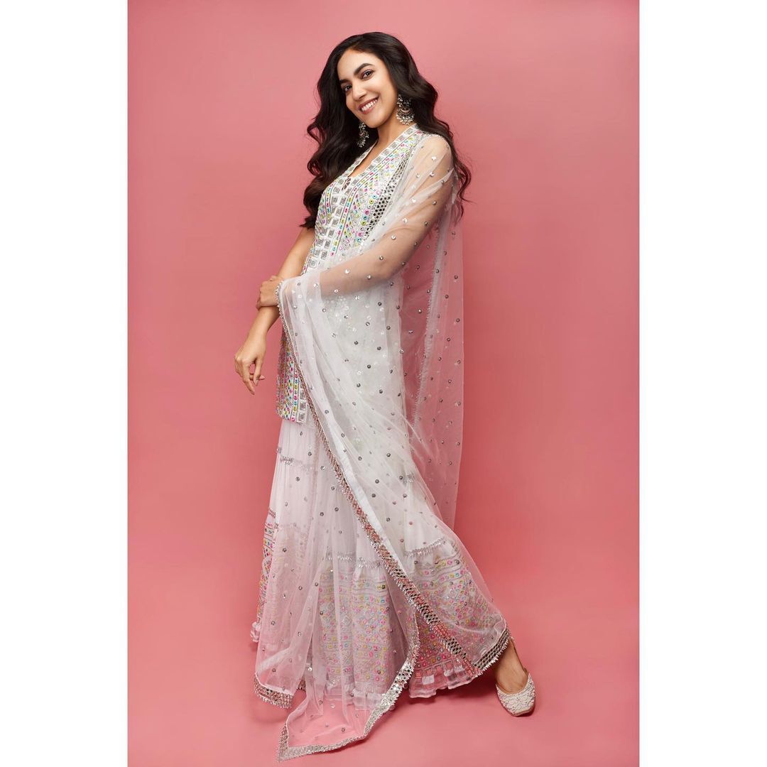 വീണ്ടും സ്റ്റൈലിഷ് ആയി ദുൽഖറിന്റെ നായിക റിതു വർമ..പുതിയ ഫോട്ടോകൾ വൻ ഹിറ്റ്