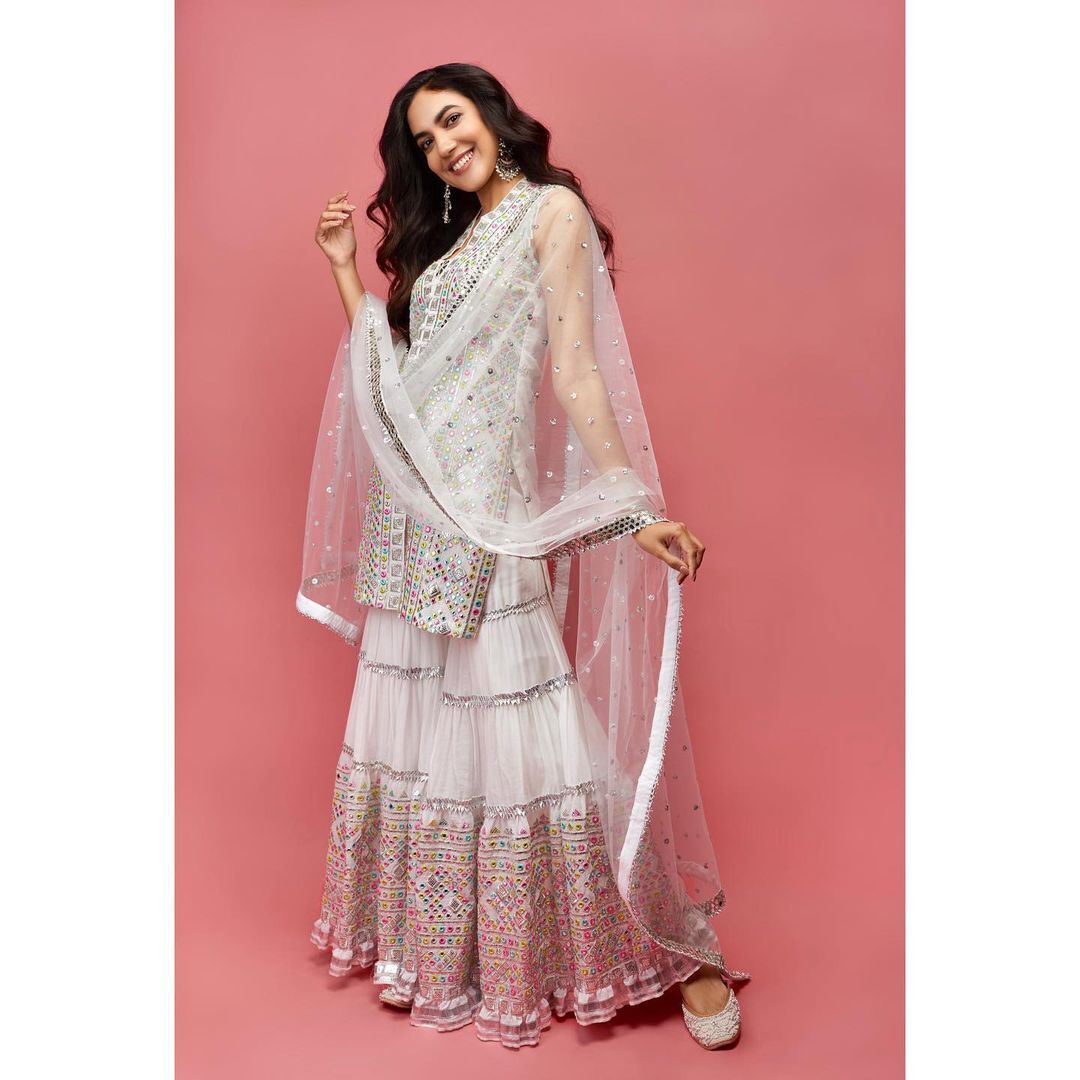 വീണ്ടും സ്റ്റൈലിഷ് ആയി ദുൽഖറിന്റെ നായിക റിതു വർമ..പുതിയ ഫോട്ടോകൾ വൻ ഹിറ്റ്