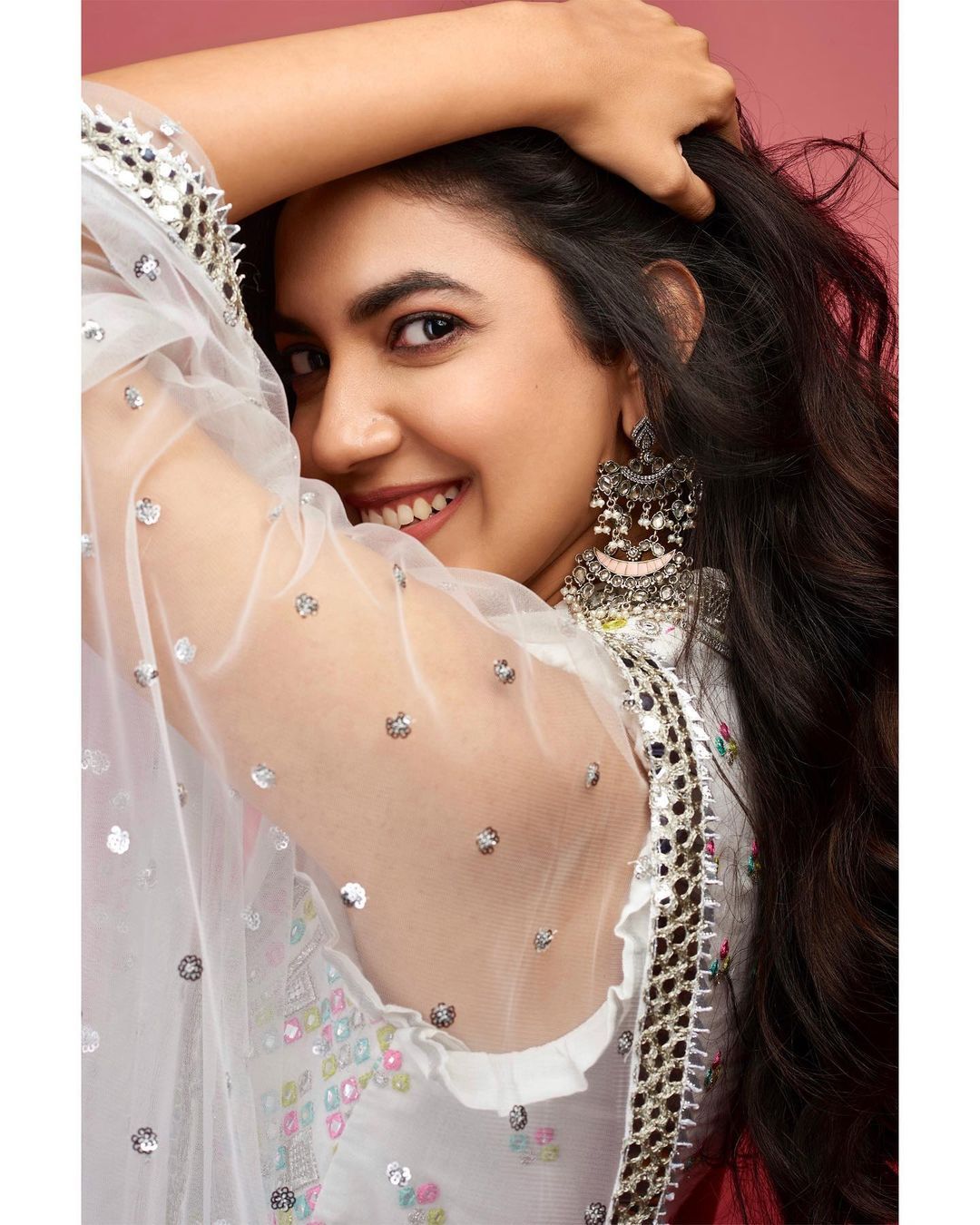 വീണ്ടും സ്റ്റൈലിഷ് ആയി ദുൽഖറിന്റെ നായിക റിതു വർമ..പുതിയ ഫോട്ടോകൾ വൻ ഹിറ്റ്