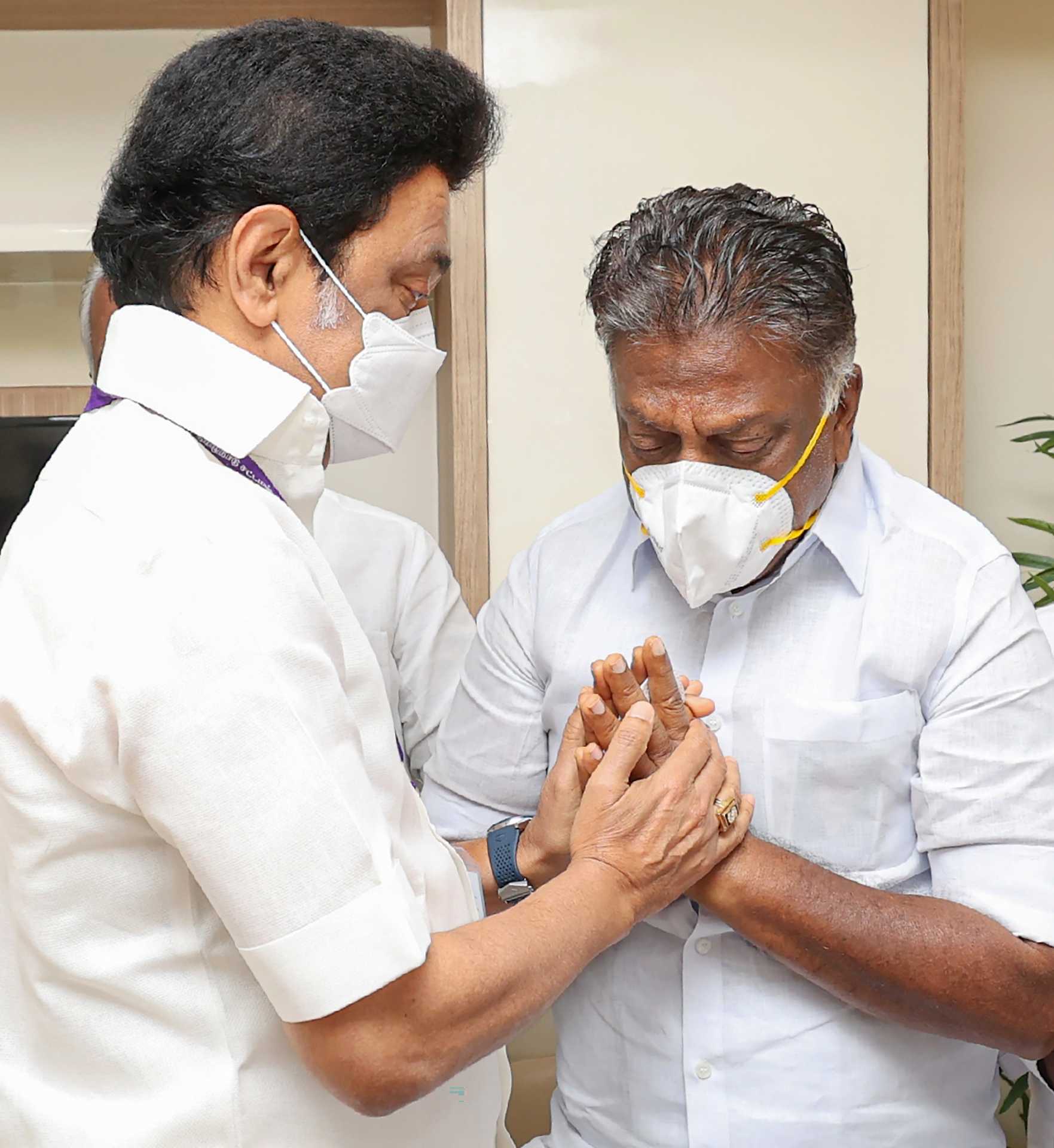 Panneerselvam భార్య మృతి: తమిళనాడు కీలక నేతల పరామర్శ (ఫొటోలు)