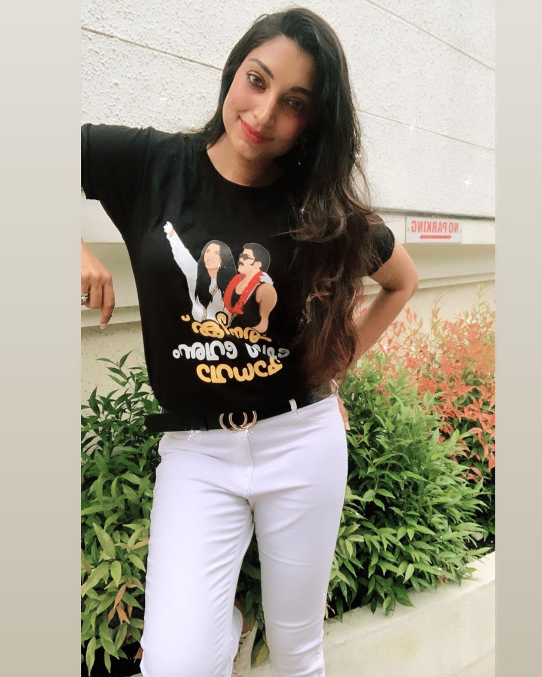 റിതുവിന്റെ ടീഷർട്ടിലെഴുതിയത് വായിക്കൂ, മണിക്കുട്ടൻ ആരാധകരുടെ സമ്മാനം പങ്കുവെച്ച് റിതു മന്ത്ര- ചിത്രങ്ങൾ