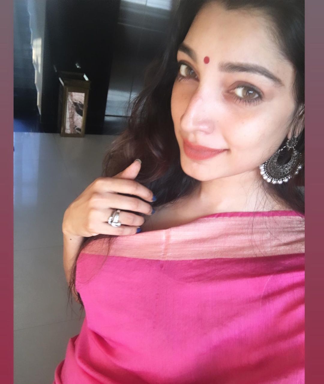 റിതുവിന്റെ ടീഷർട്ടിലെഴുതിയത് വായിക്കൂ, മണിക്കുട്ടൻ ആരാധകരുടെ സമ്മാനം പങ്കുവെച്ച് റിതു മന്ത്ര- ചിത്രങ്ങൾ