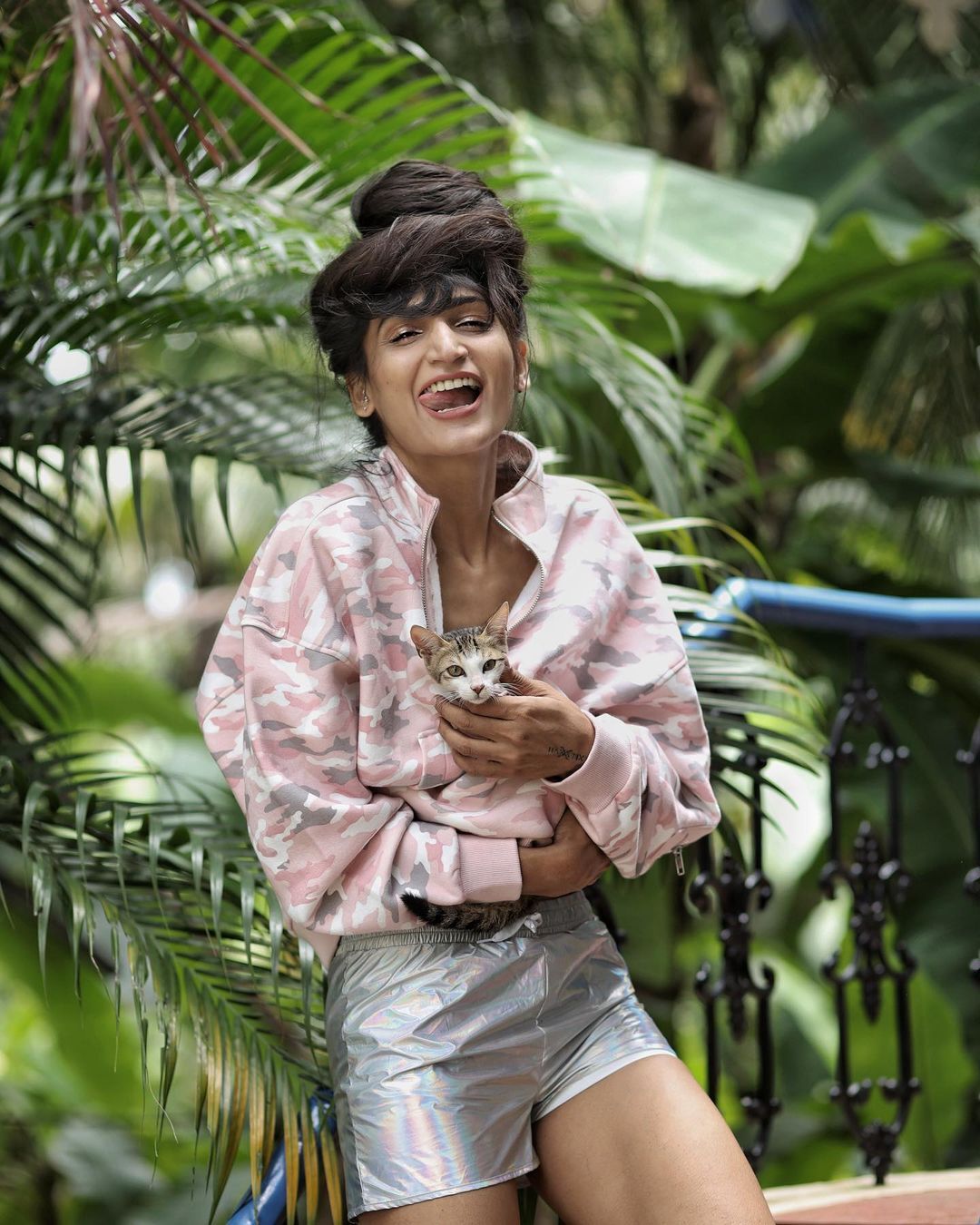 അമ്മക്ക് സ്നേഹ ചുംബനം നൽകി ബിഗ് ബോസ് താരം ഡിംപൽ ബാൽ... ചിത്രങ്ങൾ ഏറ്റെടുത്ത് ആരാധകർ