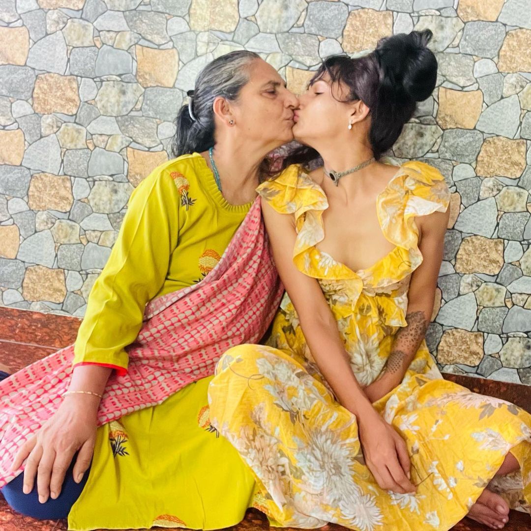 അമ്മക്ക് സ്നേഹ ചുംബനം നൽകി ബിഗ് ബോസ് താരം ഡിംപൽ ബാൽ... ചിത്രങ്ങൾ ഏറ്റെടുത്ത് ആരാധകർ