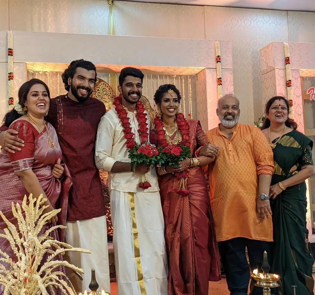 ഇഷയെ ചേർത്തുനിർത്തി അനൂപ് കൃഷ്ണ, താരങ്ങളുടെ പുതിയ റൊമാന്റിക് ചിത്രങ്ങൾ വൈറൽ