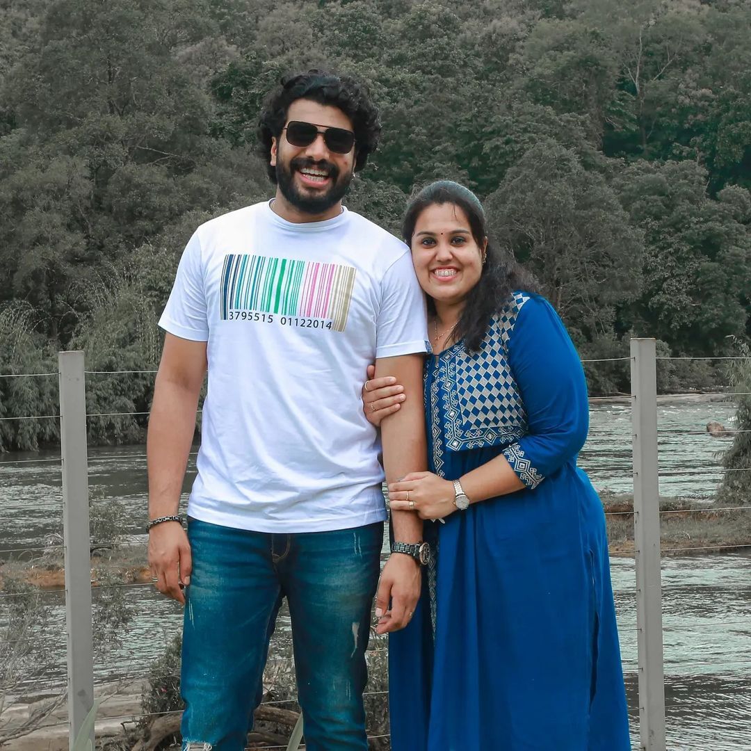 ഇഷയെ ചേർത്തുനിർത്തി അനൂപ് കൃഷ്ണ, താരങ്ങളുടെ പുതിയ റൊമാന്റിക് ചിത്രങ്ങൾ വൈറൽ