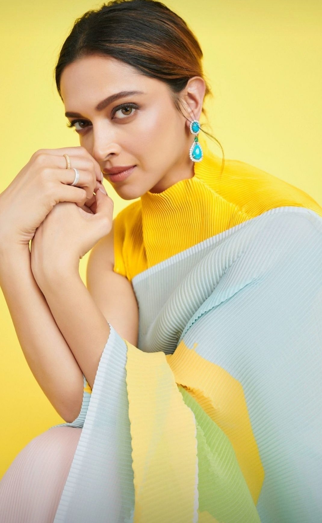 Deepika Padukone:పసుపు రంగు చీరలో బోల్డ్ బ్యూటీ (ఫొటోస్)