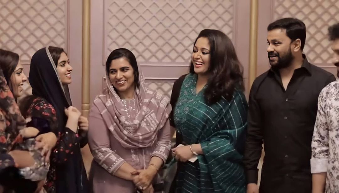 ആരെയാണീ നോക്കുന്നത്? ദിലീപിന്റെയും കാവ്യയുടെയും പുതിയ ചിത്രങ്ങൾ ഏറ്റെടുത്ത് ആരാധകർ