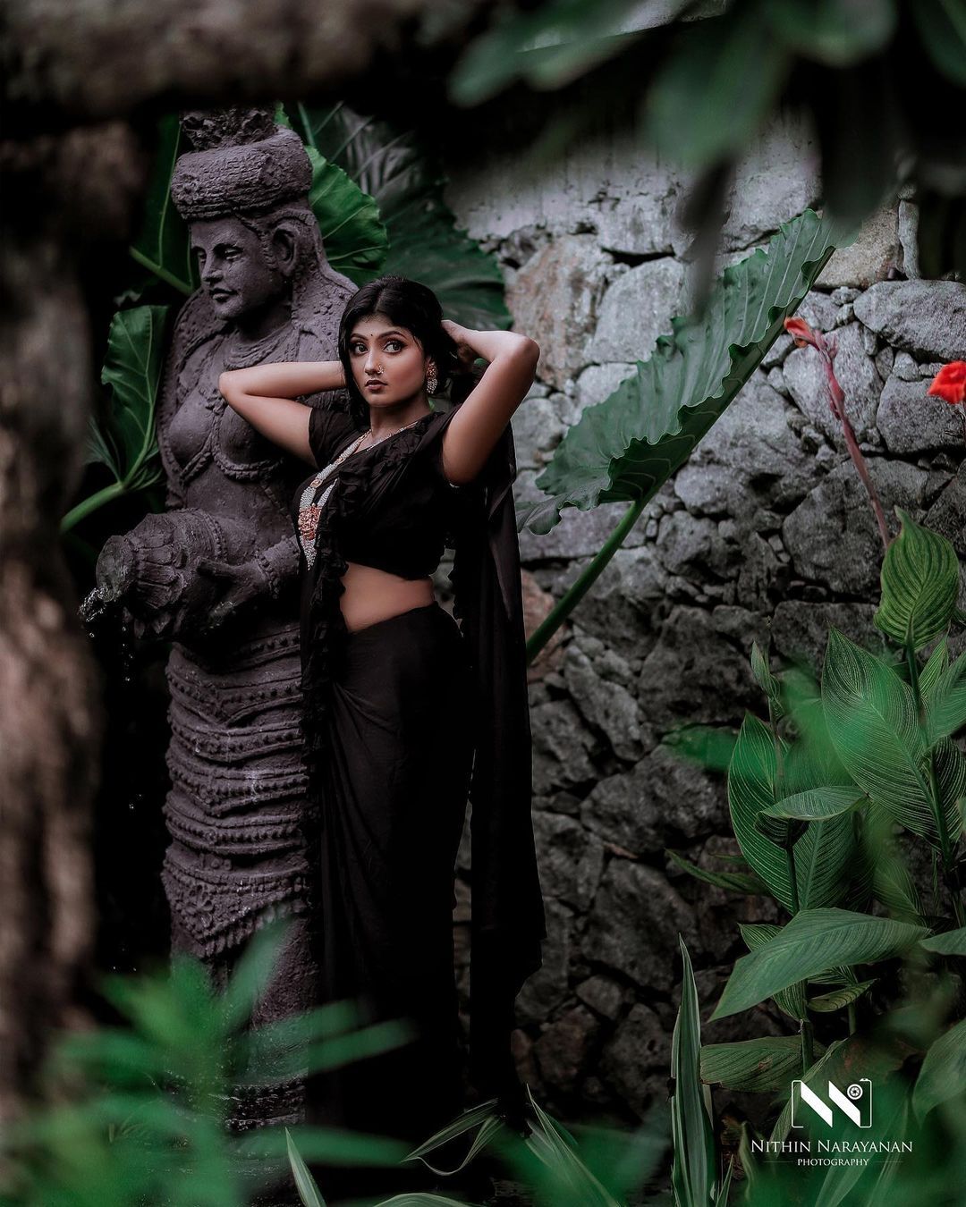 കറുപ്പ് സാരിയില്‍ വെള്ളത്തില്‍ നിറഞ്ഞാടി ദൃശ്യ രഘുനാഥ്; വൈറലായി പുതിയ ഫോട്ടോഷൂട്ട്