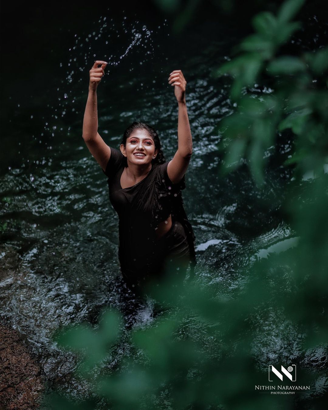 കറുപ്പ് സാരിയില്‍ വെള്ളത്തില്‍ നിറഞ്ഞാടി ദൃശ്യ രഘുനാഥ്; വൈറലായി പുതിയ ഫോട്ടോഷൂട്ട്