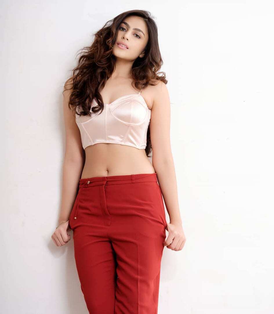 सिजलिंग तस्वीरों से इंटरनेट का तापमान बढ़ा रही हैं Heer Achhra