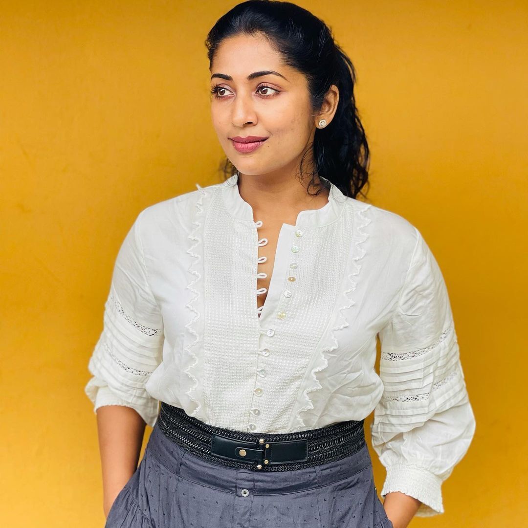 പുതുപുത്തന്‍ മേക്കോവറില്‍ നവ്യ നായര്‍; പുതിയ ഫോട്ടോഷൂട്ട് ഏറ്റെടുത്ത് ആരാധകര്‍