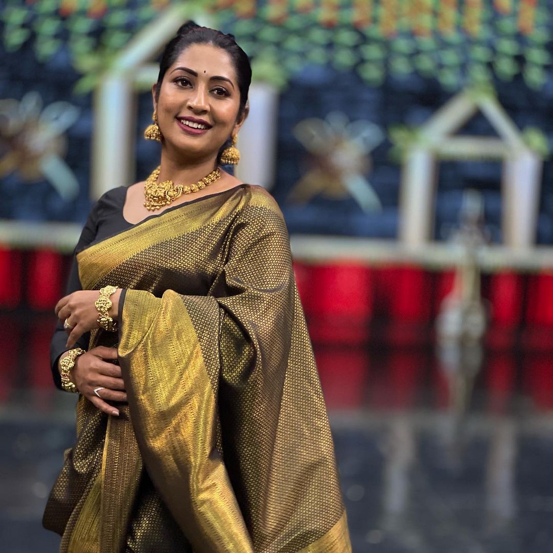 പുതുപുത്തന്‍ മേക്കോവറില്‍ നവ്യ നായര്‍; പുതിയ ഫോട്ടോഷൂട്ട് ഏറ്റെടുത്ത് ആരാധകര്‍