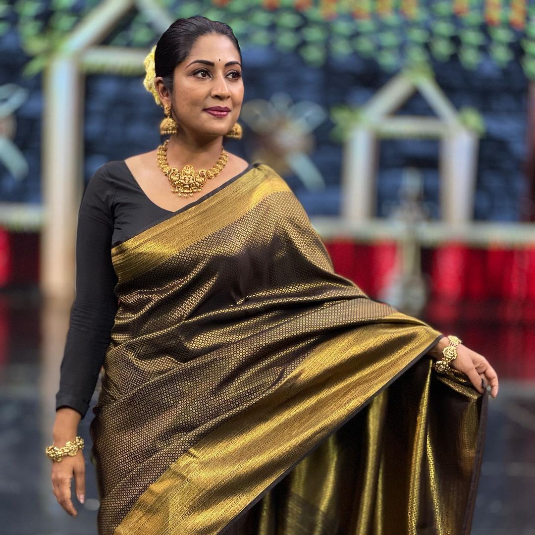 പുതുപുത്തന്‍ മേക്കോവറില്‍ നവ്യ നായര്‍; പുതിയ ഫോട്ടോഷൂട്ട് ഏറ്റെടുത്ത് ആരാധകര്‍