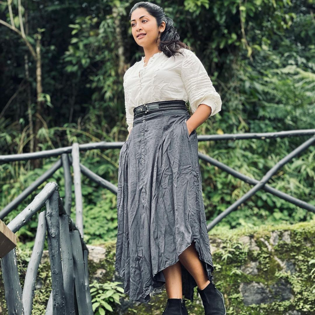 പുതുപുത്തന്‍ മേക്കോവറില്‍ നവ്യ നായര്‍; പുതിയ ഫോട്ടോഷൂട്ട് ഏറ്റെടുത്ത് ആരാധകര്‍