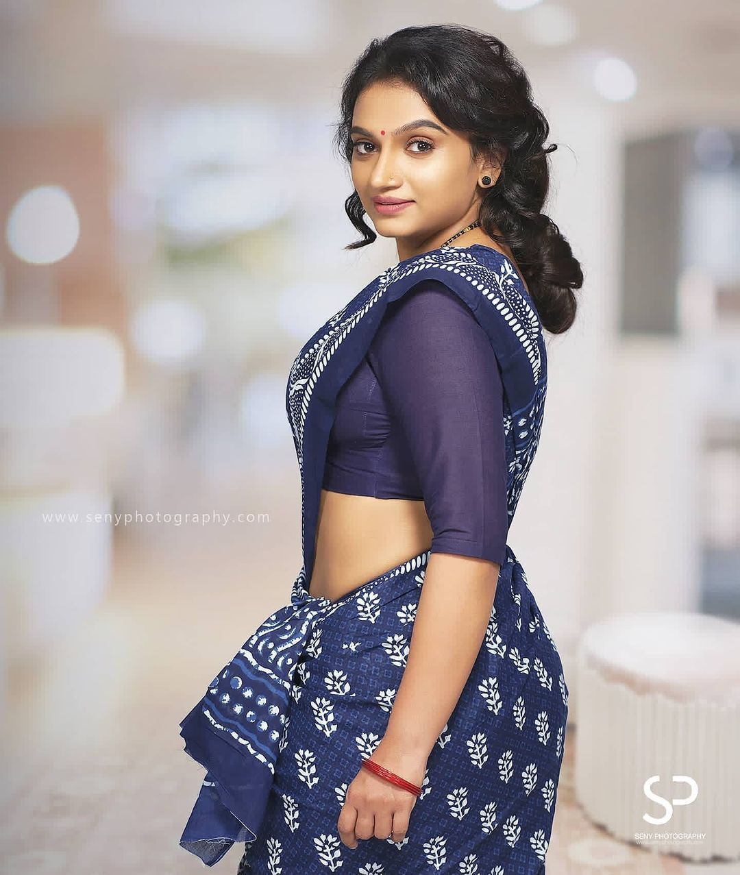 സാരിയില്‍ അതിസുന്ദരിയായി കൃഷ്ണപ്രഭ; വൈറലായി പുതിയ ചിത്രങ്ങള്‍