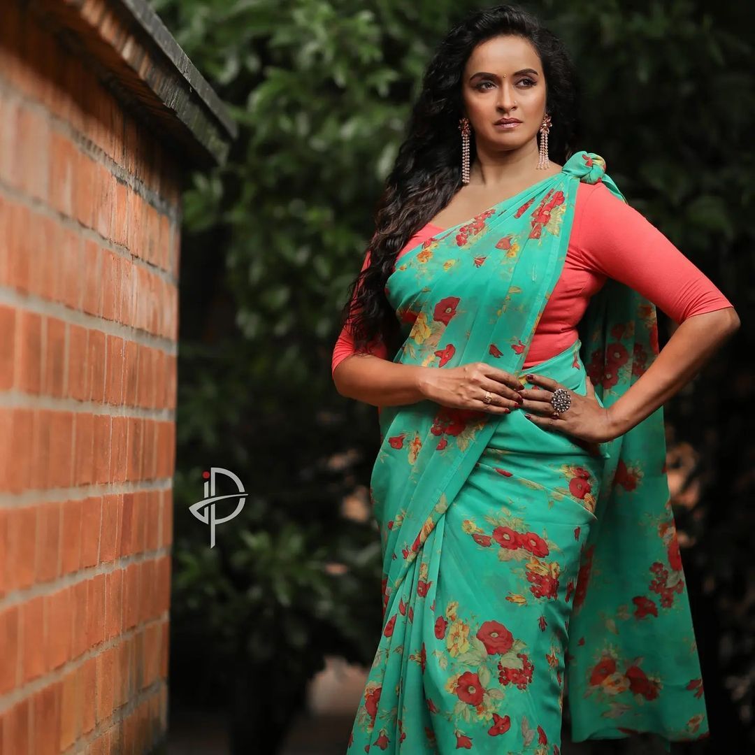 അതീവ ഗ്ലാമറസില്‍ ശാലു മേനോന്‍; ഹോട്ട് ലുക്കാണെന്ന് ആരാധകര്‍, വൈറല്‍  ചിത്രങ്ങള്‍ കാണാം | Malayalam Actress Shalu Menon Glamour Look In Grape  Colour Saree - Oneindia Malayalam