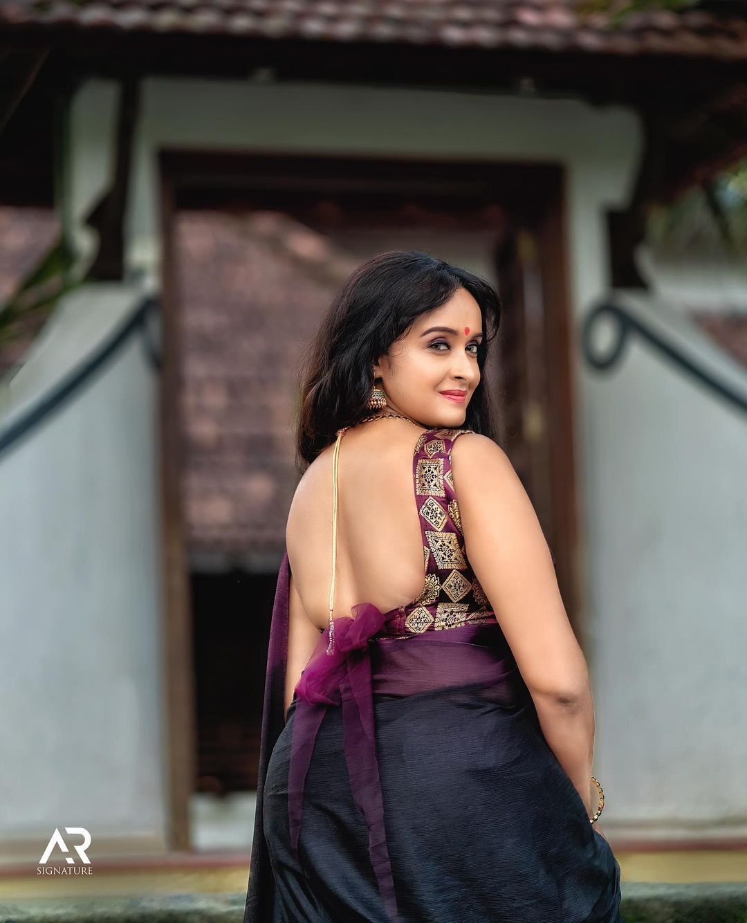 അതീവ ഗ്ലാമറസില്‍ ശാലു മേനോന്‍; ഹോട്ട് ലുക്കാണെന്ന് ആരാധകര്‍, വൈറല്‍ ചിത്രങ്ങള്‍ കാണാം