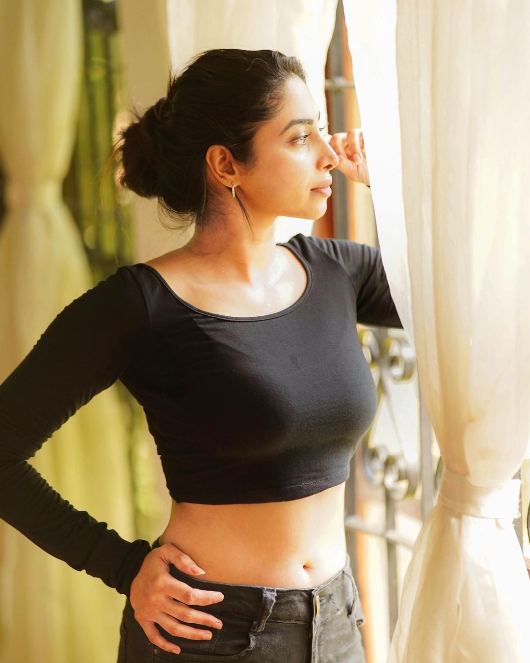 നിമിഷങ്ങള്‍ പാഴാക്കാതെ ലൈഫിനായി എന്തെങ്കിലും ചെയ്യാന്‍ ശ്രമിക്കാമെന്ന് അമേയ മാത്യു; എന്തുപറ്റിയെന്ന് ആരാധകര്‍