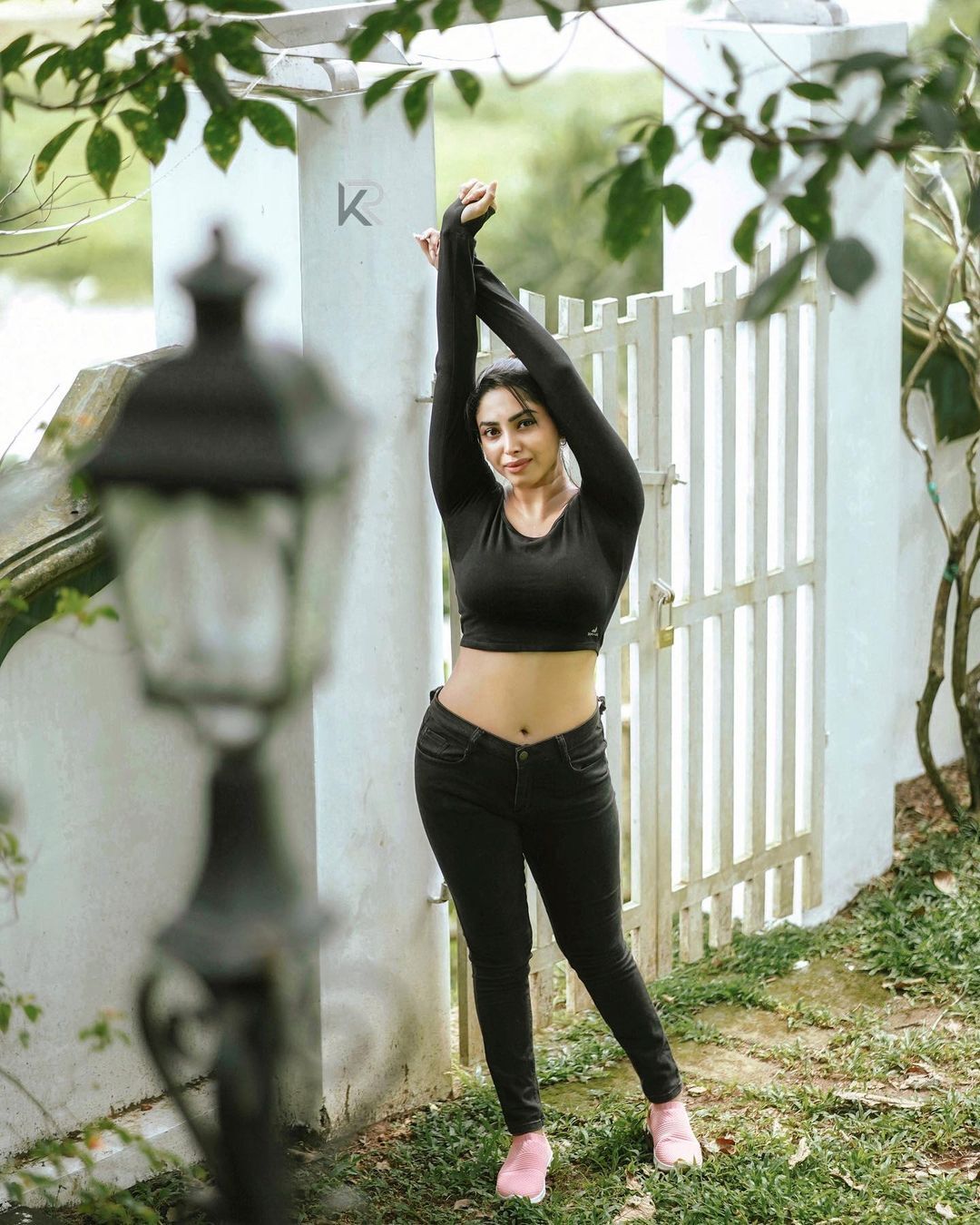 നിമിഷങ്ങള്‍ പാഴാക്കാതെ ലൈഫിനായി എന്തെങ്കിലും ചെയ്യാന്‍ ശ്രമിക്കാമെന്ന് അമേയ മാത്യു; എന്തുപറ്റിയെന്ന് ആരാധകര്‍