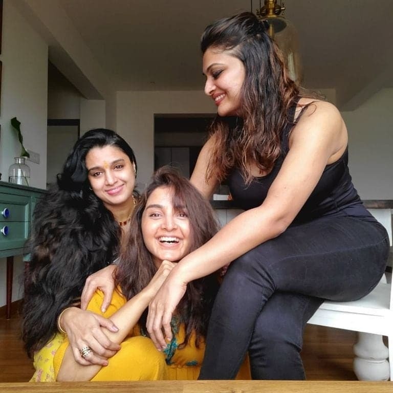 മഞ്ജുവിനെ ചേര്‍ത്തുപിടിച്ച് ഗീതുവും സംയുക്തയും; സോഷ്യല്‍ മീഡിയയില്‍ ഹിറ്റായി ചിത്രങ്ങള്‍