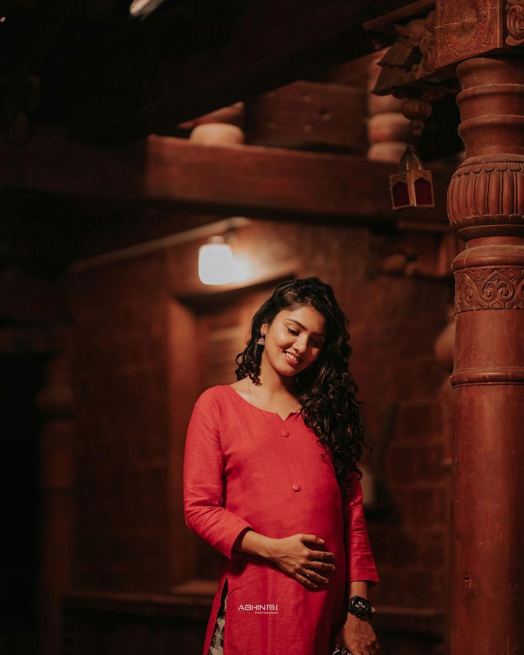 അമ്മയാകാന്‍ പോകുന്ന സന്തോഷം; എസ്‌കേപ്പിലെ ചിത്രങ്ങള്‍ പങ്കുവച്ച് ഗായത്രി സുരേഷ്