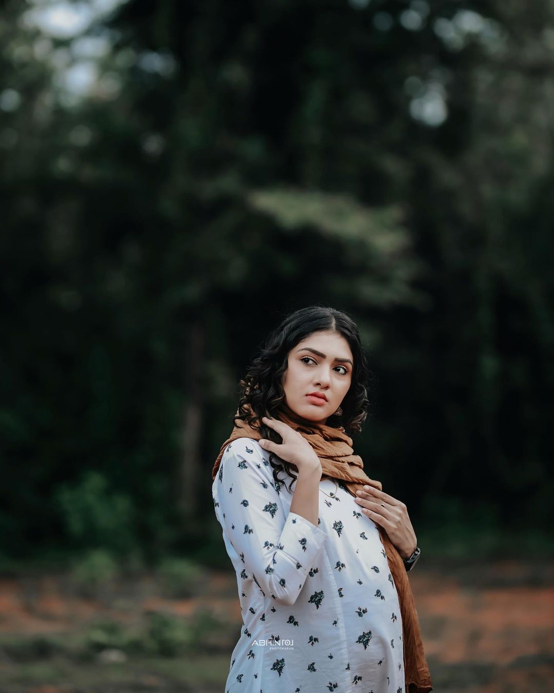 അമ്മയാകാന്‍ പോകുന്ന സന്തോഷം; എസ്‌കേപ്പിലെ ചിത്രങ്ങള്‍ പങ്കുവച്ച് ഗായത്രി സുരേഷ്