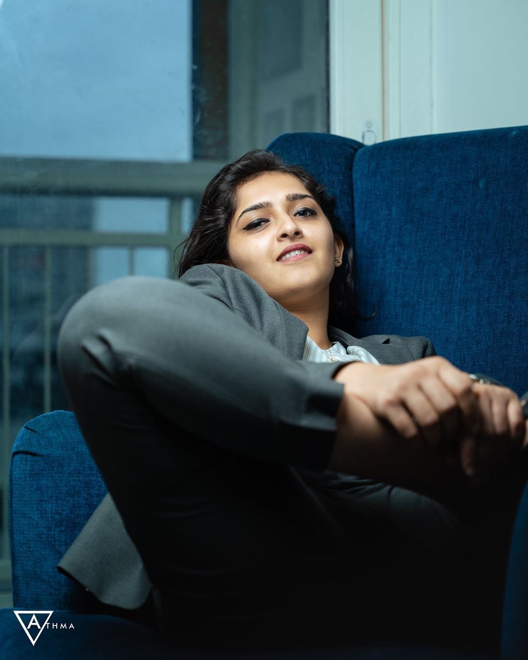 കോട്ടും സ്യൂട്ടും അണിഞ്ഞ് സനുഷയുടെ ഫോട്ടോഷൂട്ട്; ഫുള്‍ ചേഞ്ചാണല്ലോ, എന്തുപറ്റിയെന്ന് ആരാധകര്‍