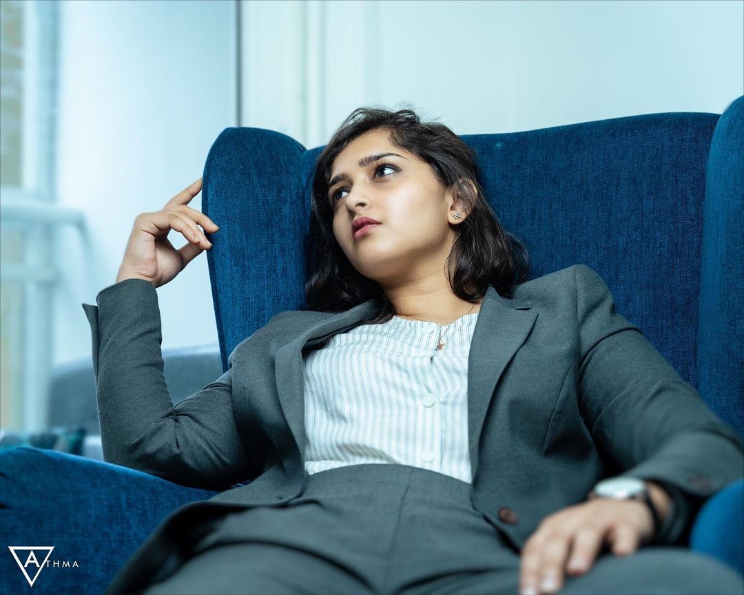 കോട്ടും സ്യൂട്ടും അണിഞ്ഞ് സനുഷയുടെ ഫോട്ടോഷൂട്ട്; ഫുള്‍ ചേഞ്ചാണല്ലോ, എന്തുപറ്റിയെന്ന് ആരാധകര്‍