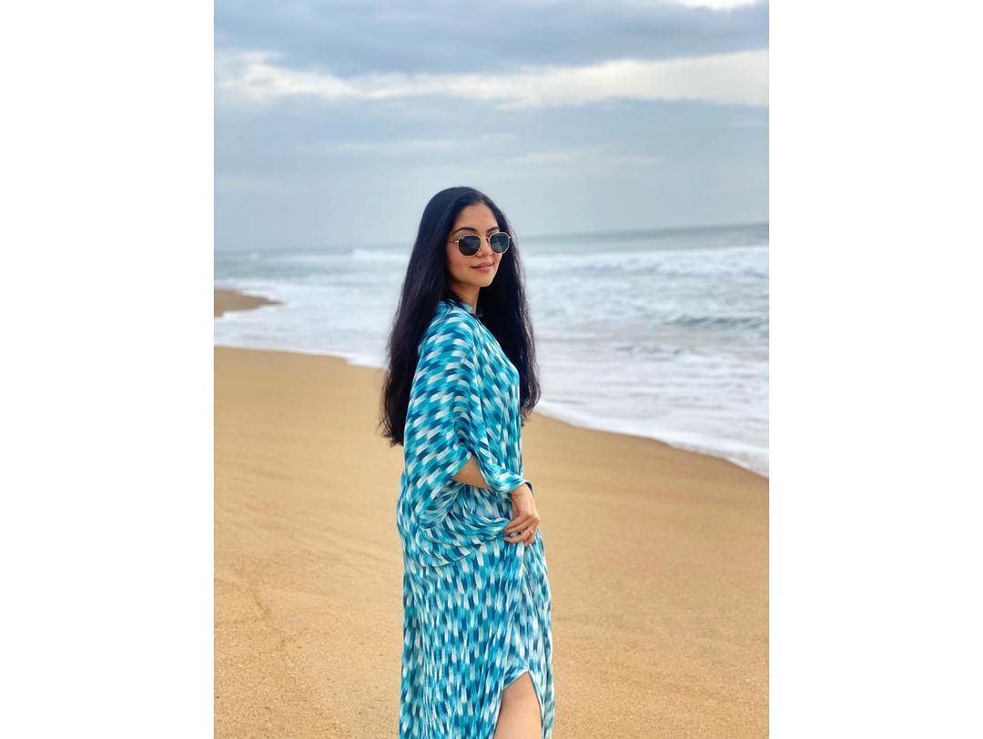 തിരയും തീരവും തഴുകി അഹാനയുടെ ഫോട്ടോഷൂട്ട്;  തിര എണ്ണുകയാണോ എന്ന് ആരാധകര്‍