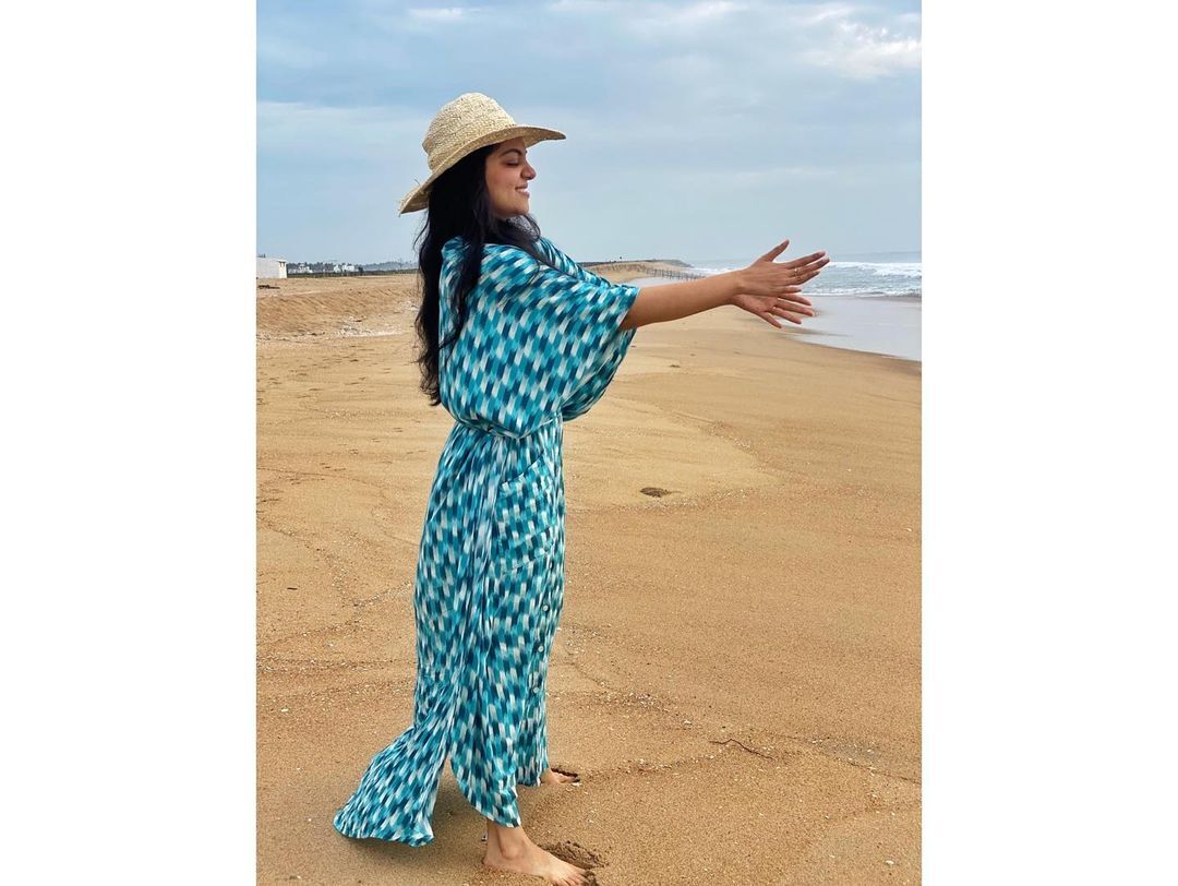 തിരയും തീരവും തഴുകി അഹാനയുടെ ഫോട്ടോഷൂട്ട്;  തിര എണ്ണുകയാണോ എന്ന് ആരാധകര്‍