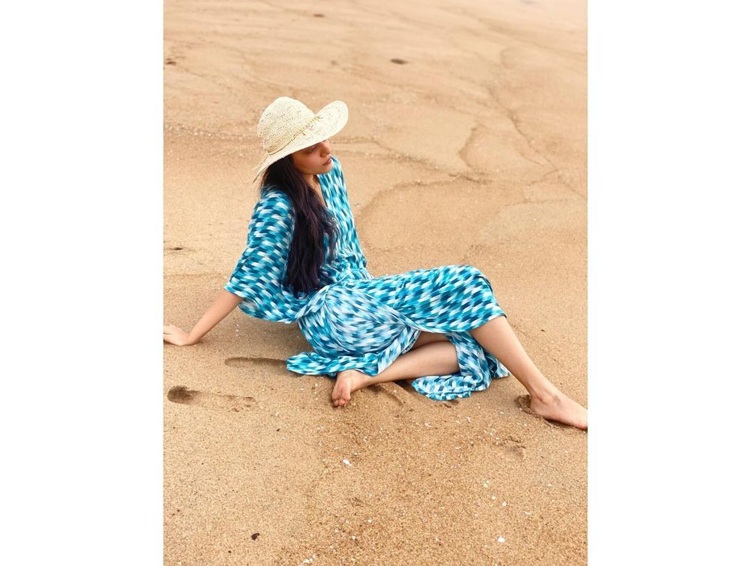 തിരയും തീരവും തഴുകി അഹാനയുടെ ഫോട്ടോഷൂട്ട്;  തിര എണ്ണുകയാണോ എന്ന് ആരാധകര്‍