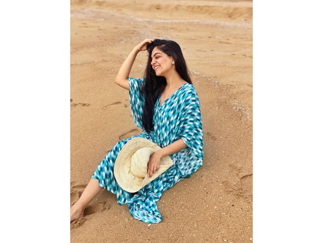 തിരയും തീരവും തഴുകി അഹാനയുടെ ഫോട്ടോഷൂട്ട്;  തിര എണ്ണുകയാണോ എന്ന് ആരാധകര്‍