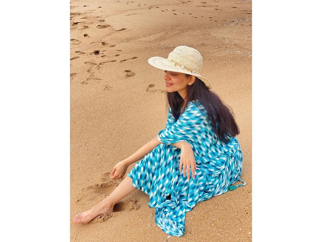 തിരയും തീരവും തഴുകി അഹാനയുടെ ഫോട്ടോഷൂട്ട്;  തിര എണ്ണുകയാണോ എന്ന് ആരാധകര്‍