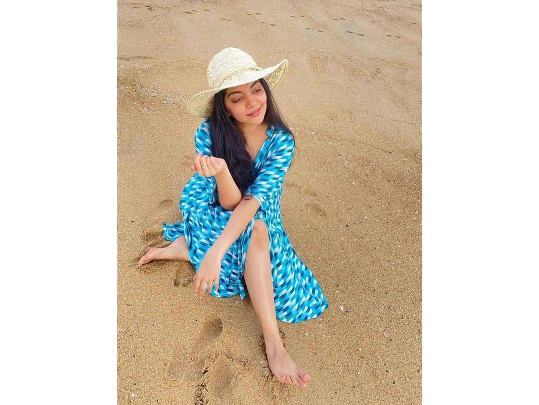 തിരയും തീരവും തഴുകി അഹാനയുടെ ഫോട്ടോഷൂട്ട്;  തിര എണ്ണുകയാണോ എന്ന് ആരാധകര്‍