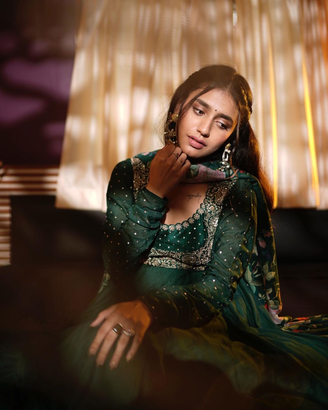 കറുപ്പിനഴക്..  ഹോട്ടായി പ്രിയ വാര്യർ, പുതിയ ഫോട്ടോഷൂട്ട് ചിത്രങ്ങളും വൈറൽ