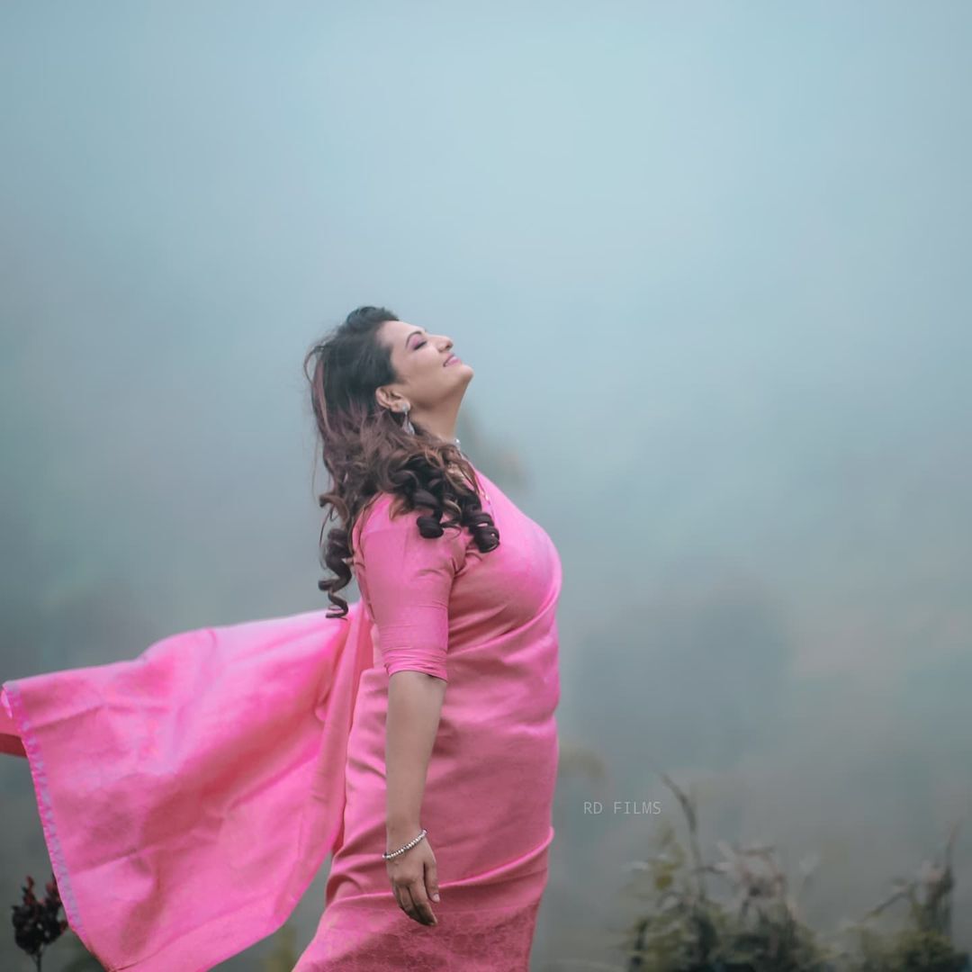 ഭാർത്താവിനൊപ്പം സാന്ദ്രാ തോമസ്.. ഏറ്റവും പുതിയ ചിത്രങ്ങൾ ഏറ്റെടുത്ത് ആരാധകർ